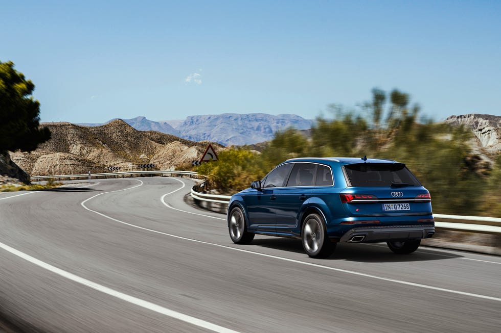 View Photos of the 2025 Audi Q7