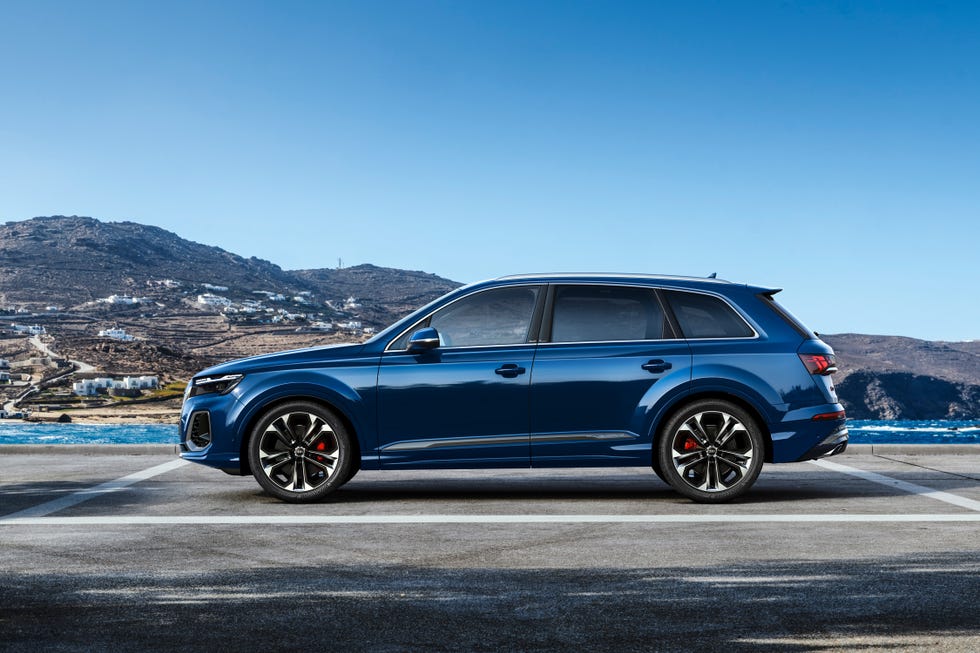 View Photos of the 2025 Audi Q7