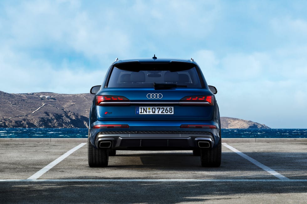 View Photos of the 2025 Audi Q7