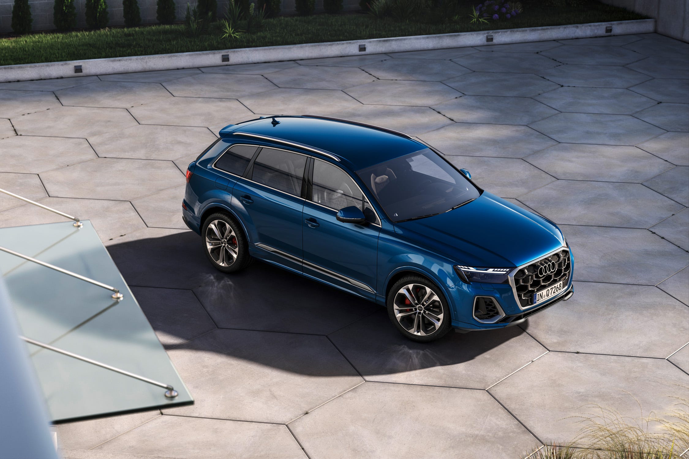 View Photos of the 2025 Audi Q7