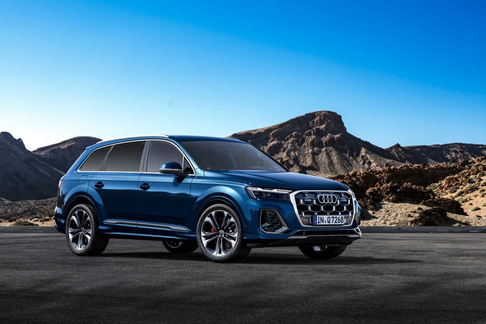 View Photos of the 2025 Audi Q7