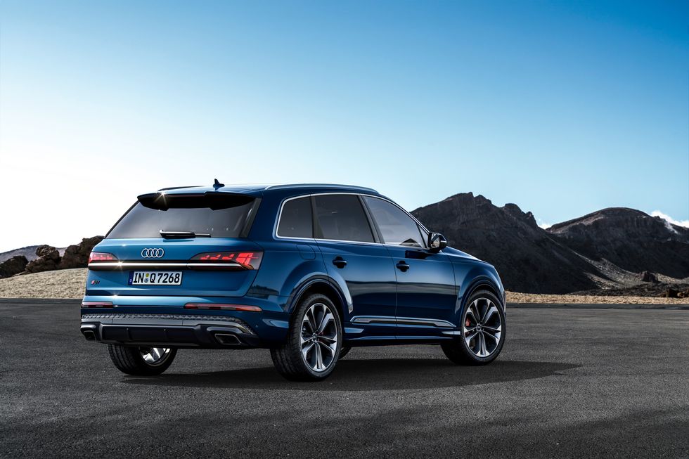 View Photos of the 2025 Audi Q7