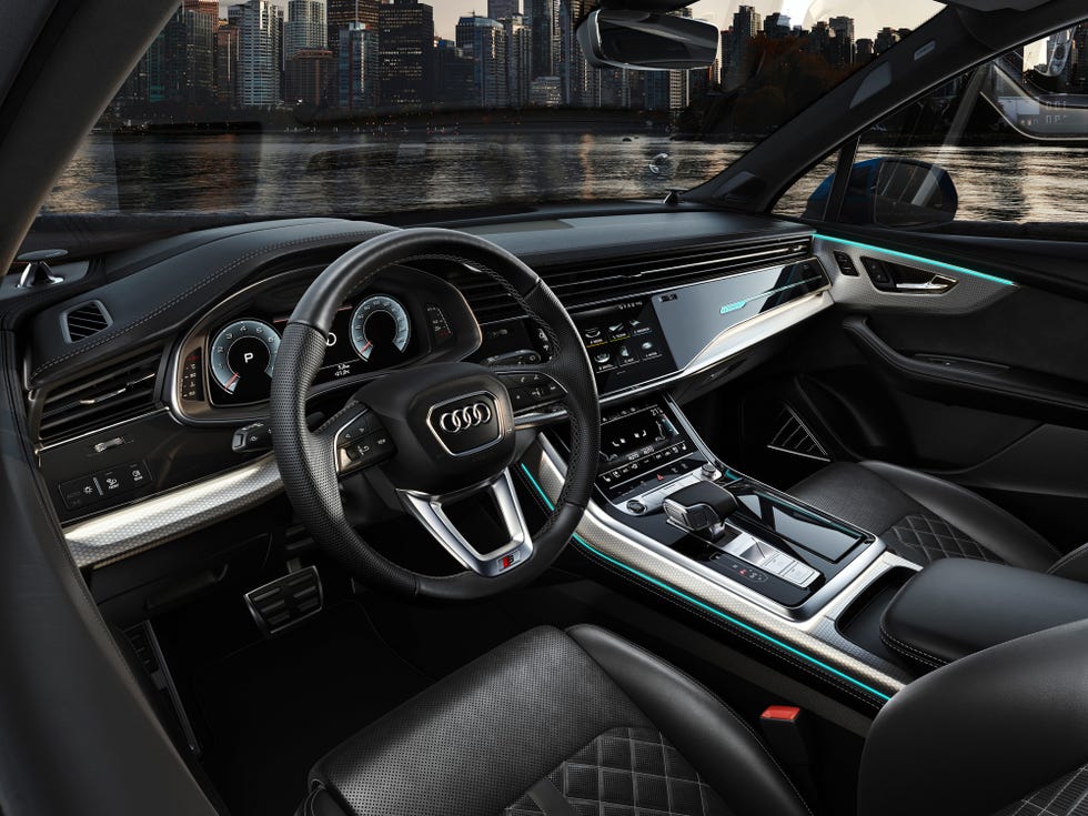 View Photos of the 2025 Audi Q7