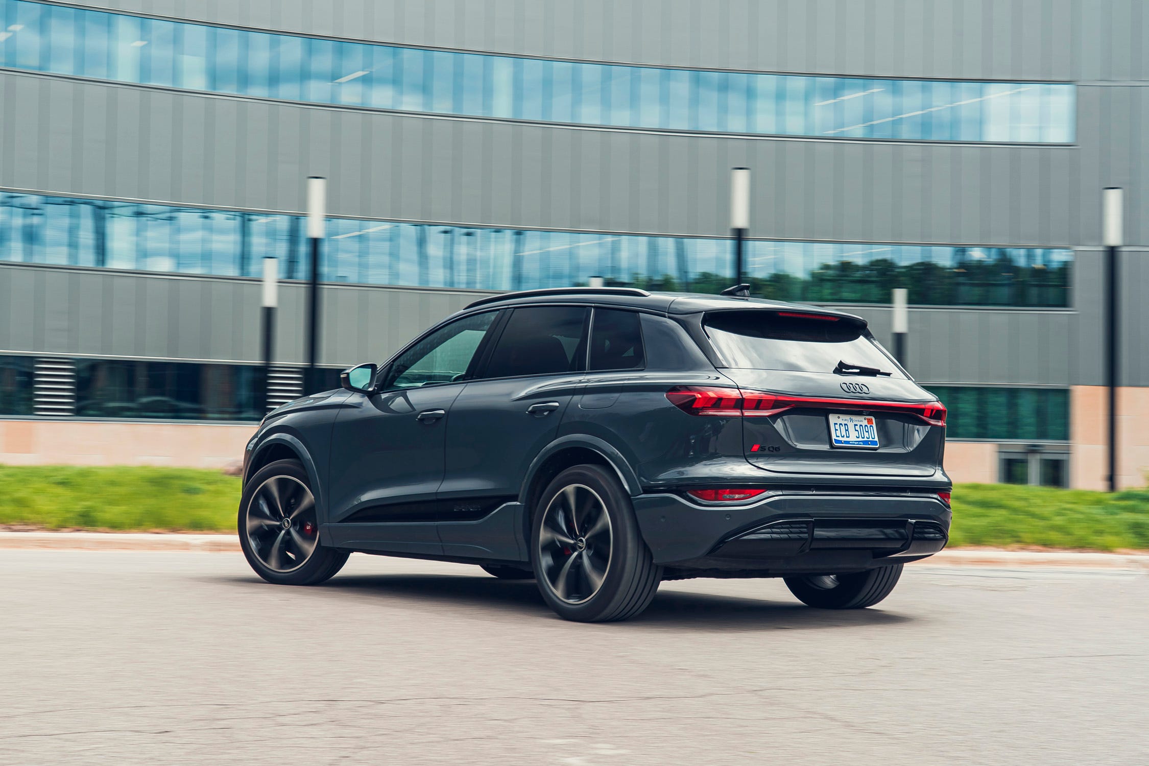 Audi SQ6 E-Tron Back