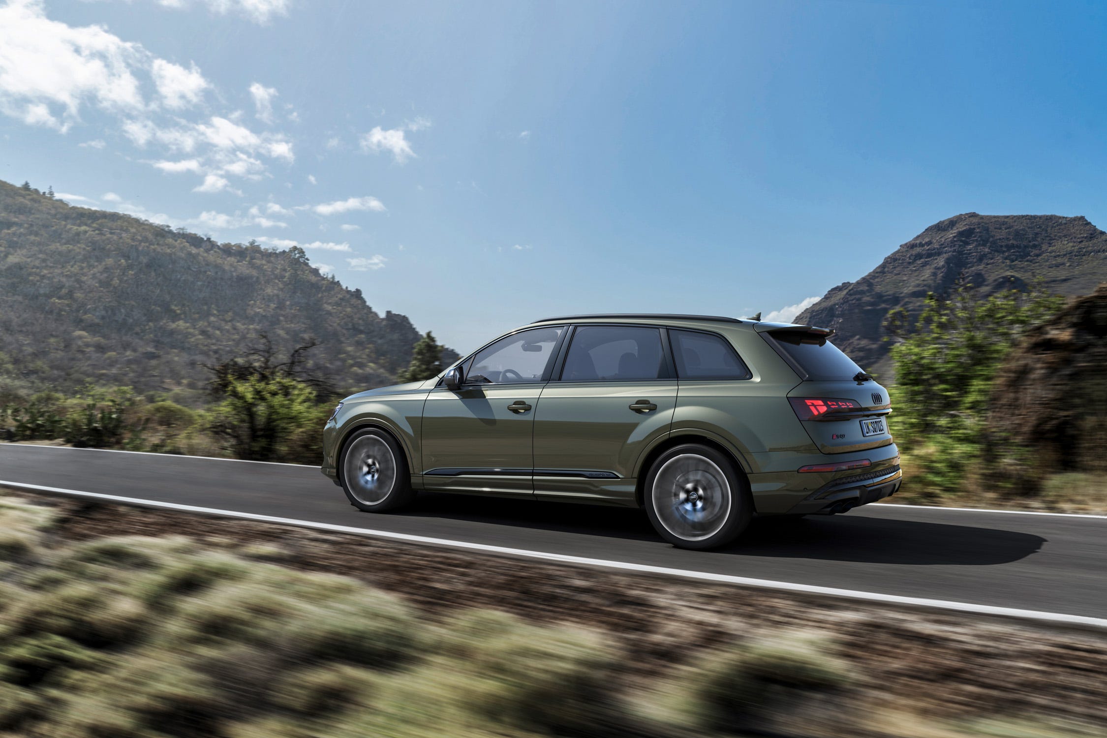 View Photos of the 2025 Audi SQ7