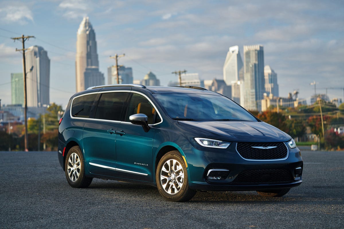 2024 Chrysler Pacifica Hybrid Pinnacle FWD Features and Specs