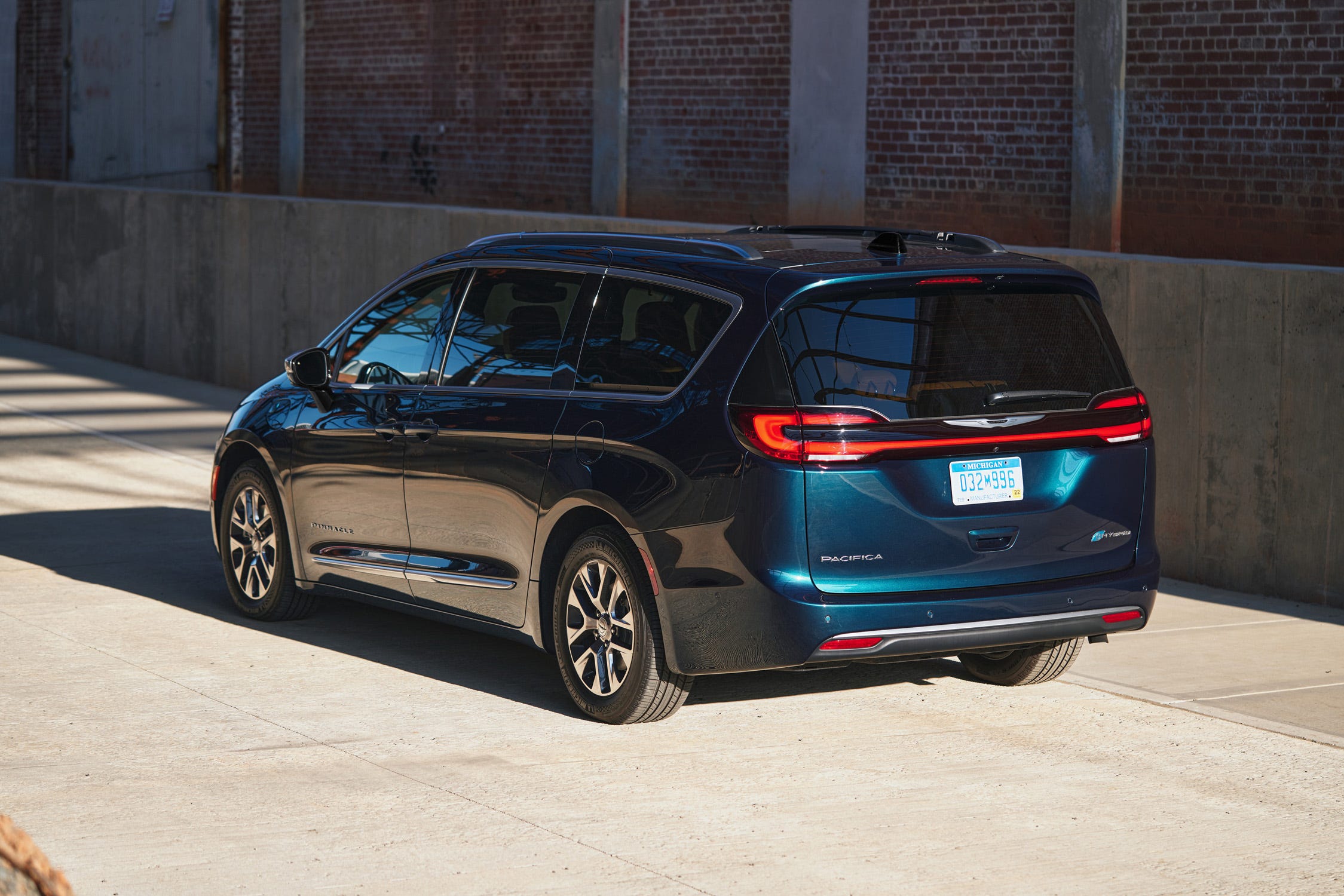 View Photos of the 2025 Chrysler Pacifica Hybrid