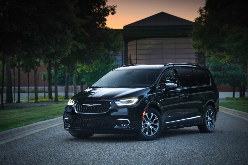 View Photos of the 2025 Chrysler Pacifica Hybrid