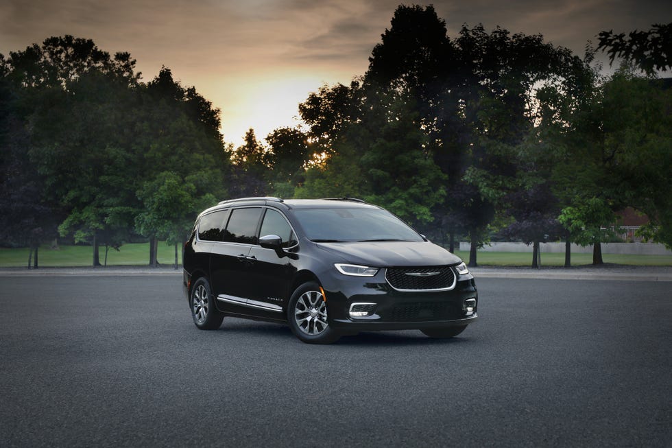 View Photos of the 2025 Chrysler Pacifica Hybrid