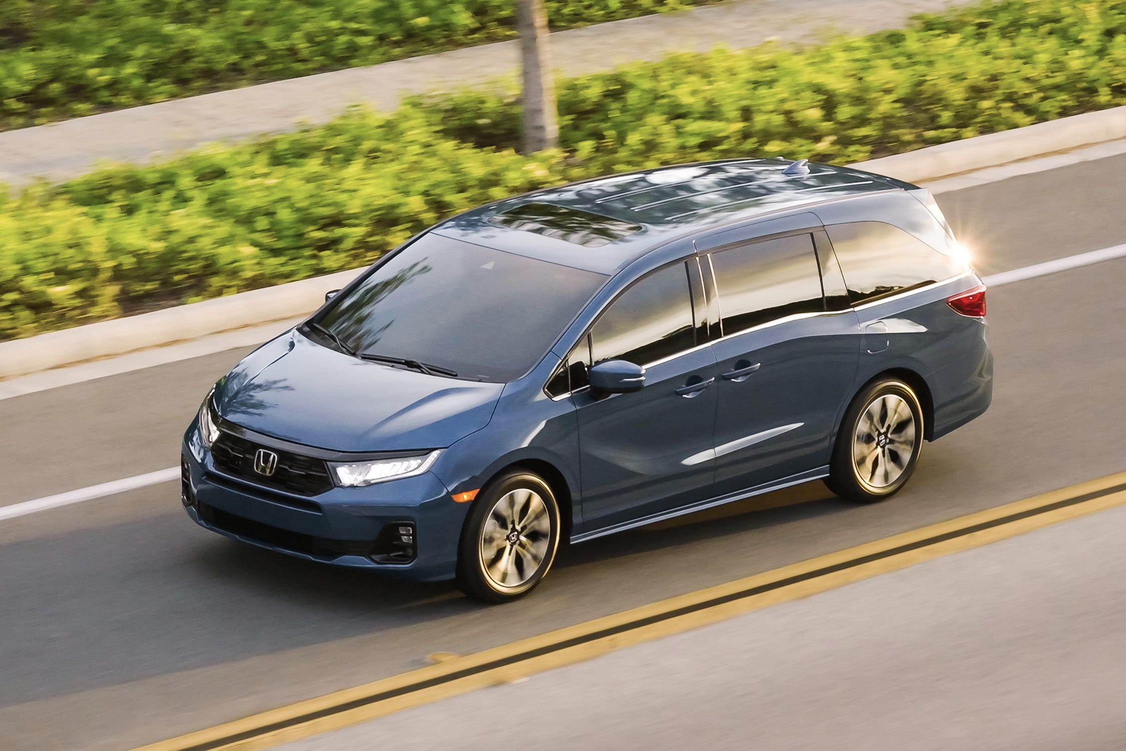 View Photos of the 2025 Honda Odyssey