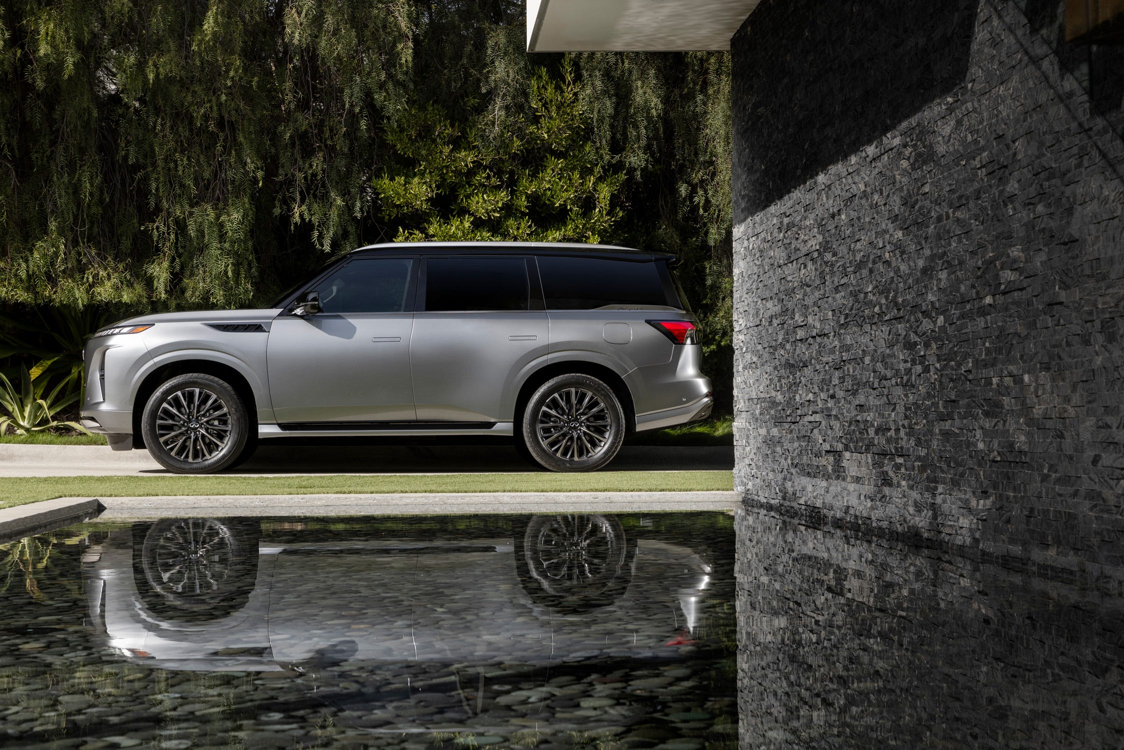 See Exterior Photos of the 2025 Infiniti QX80