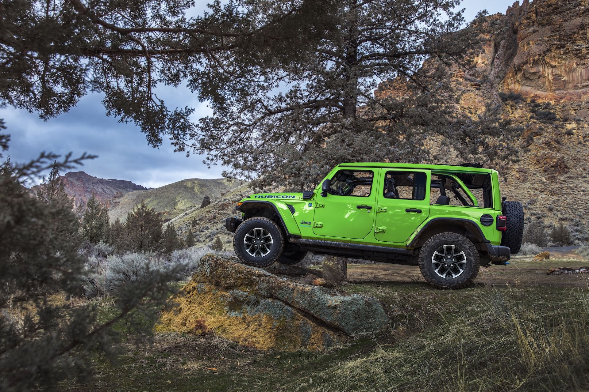 2025 Jeep Wrangler, Gladiator Get Eye-Popping Mojito! Paint
