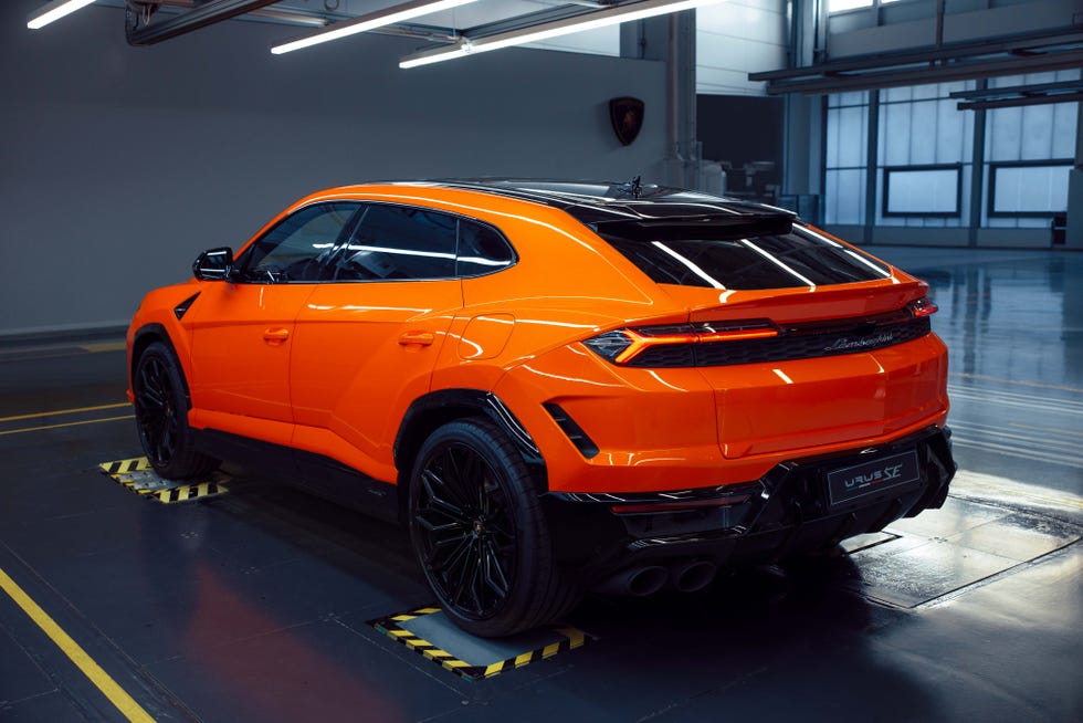 2025 Urus / Urus Hybrid Review, Pricing, and Specs