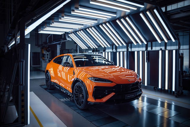 2025 Lamborghini Urus Now Comes in a 789-HP Plug-In-Hybrid Version