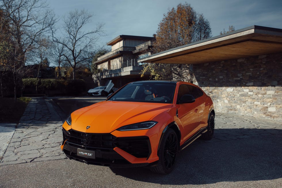 View Photos of the 2025 Urus SE