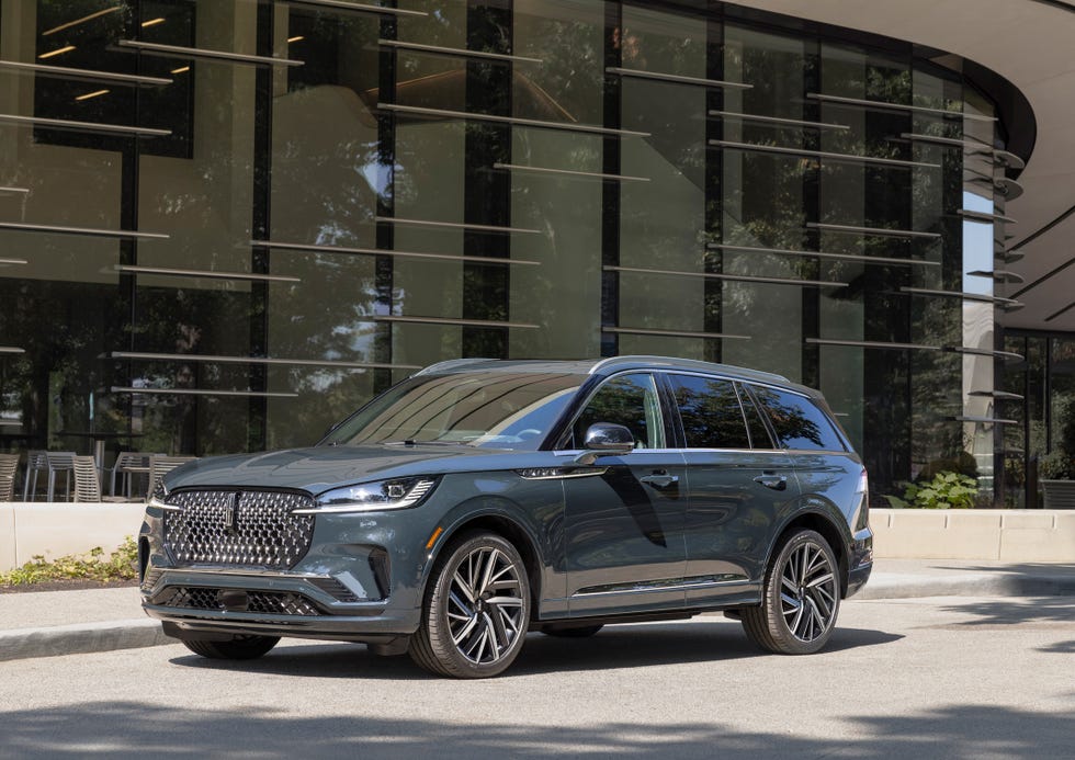 View Exterior Photos of the 2025 Lincoln Aviator