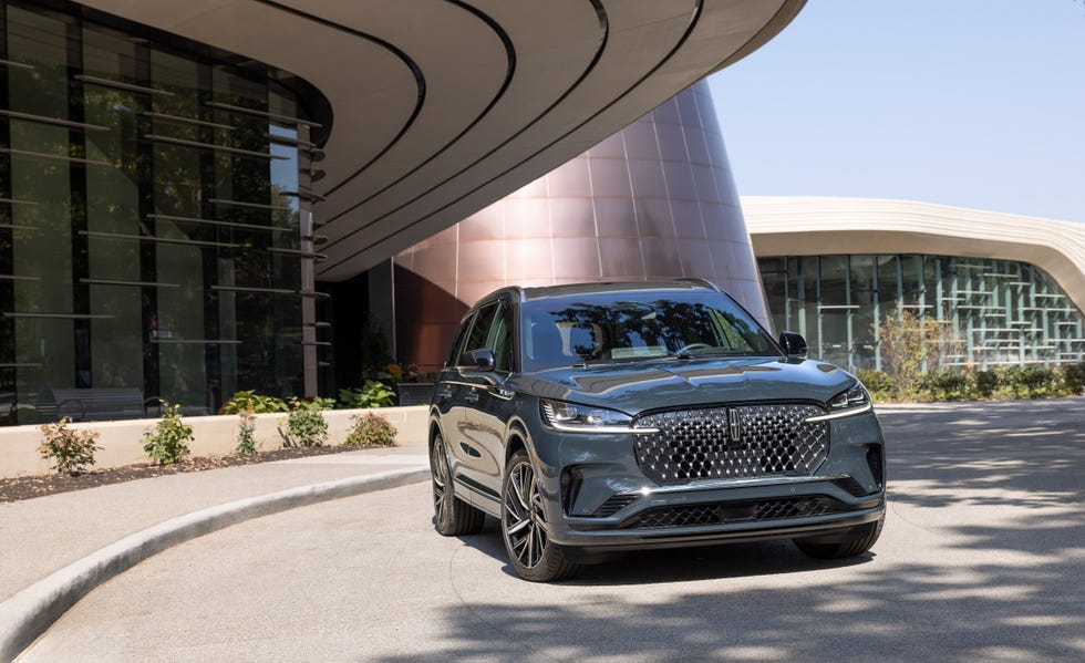 View Exterior Photos of the 2025 Lincoln Aviator