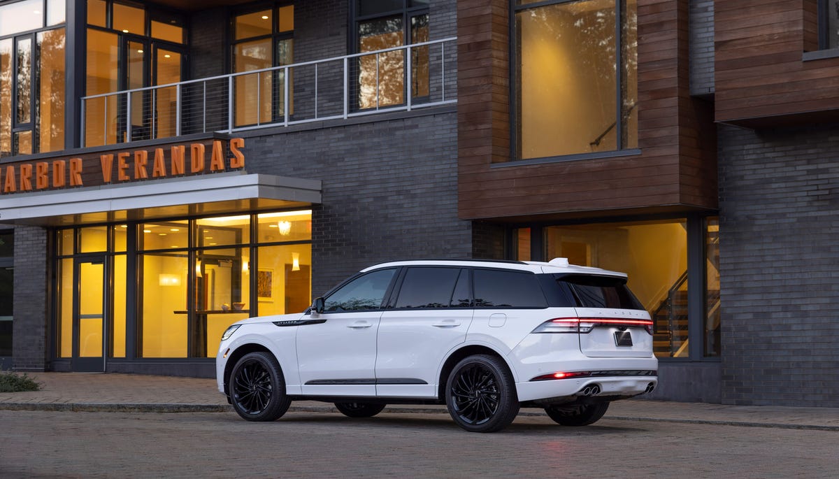 View Exterior Photos of the 2025 Lincoln Aviator