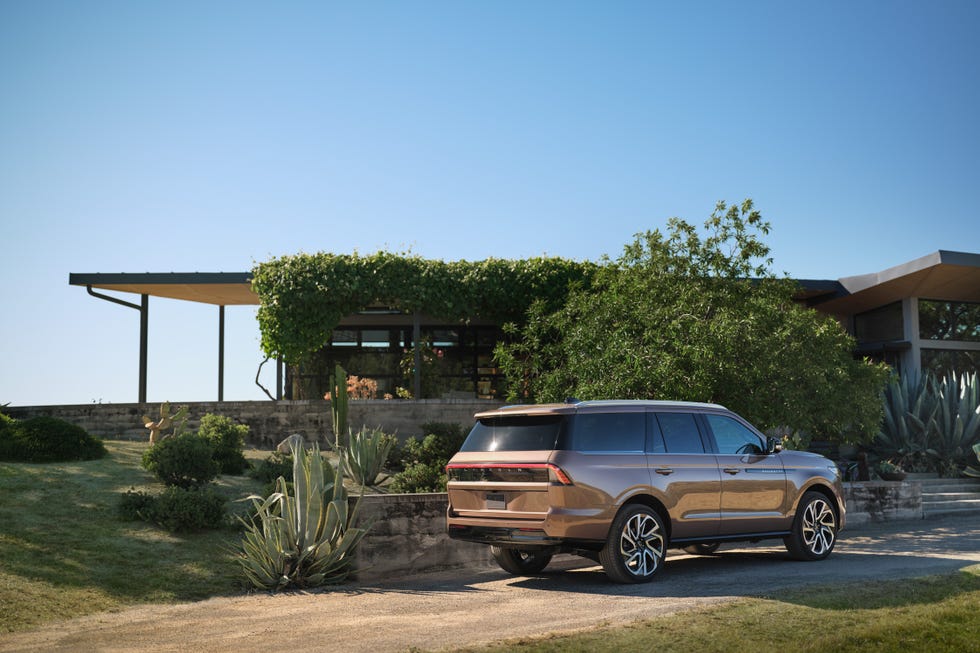 2025 Lincoln Navigator Review, Pricing, and Specs