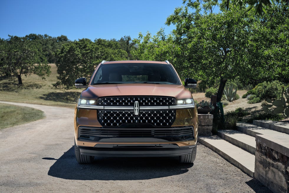 View Photos of the 2025 Lincoln Navigator