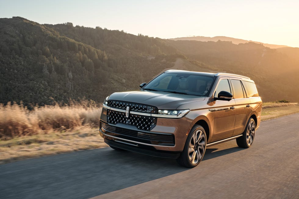 View Photos of the 2025 Lincoln Navigator