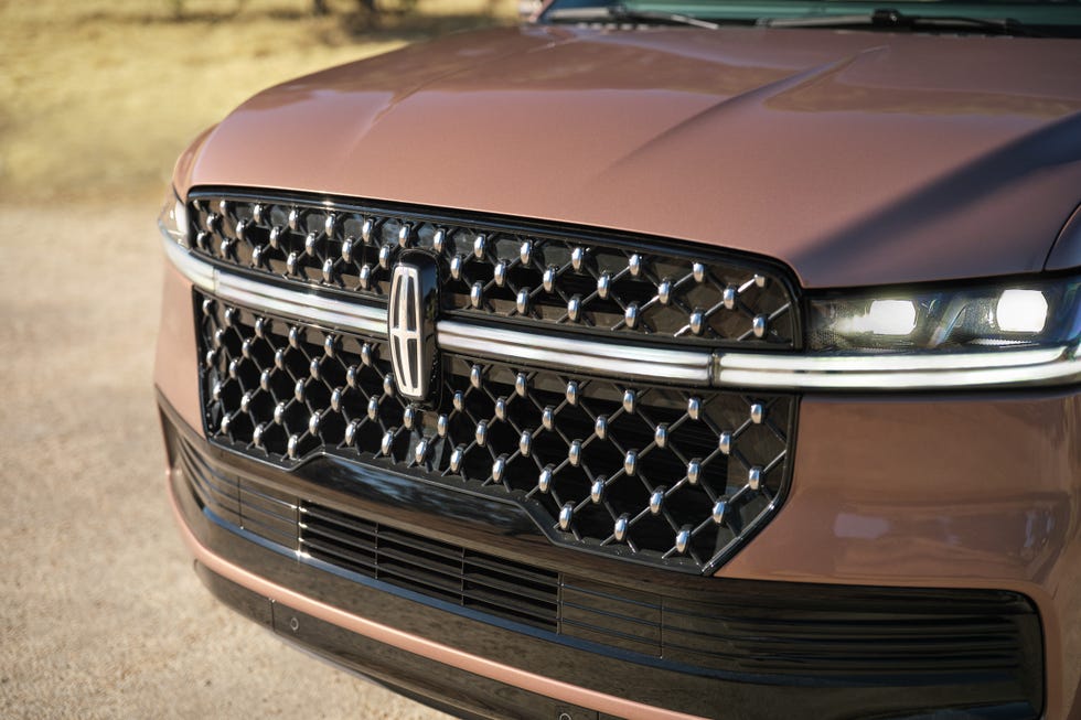 View Photos of the 2025 Lincoln Navigator