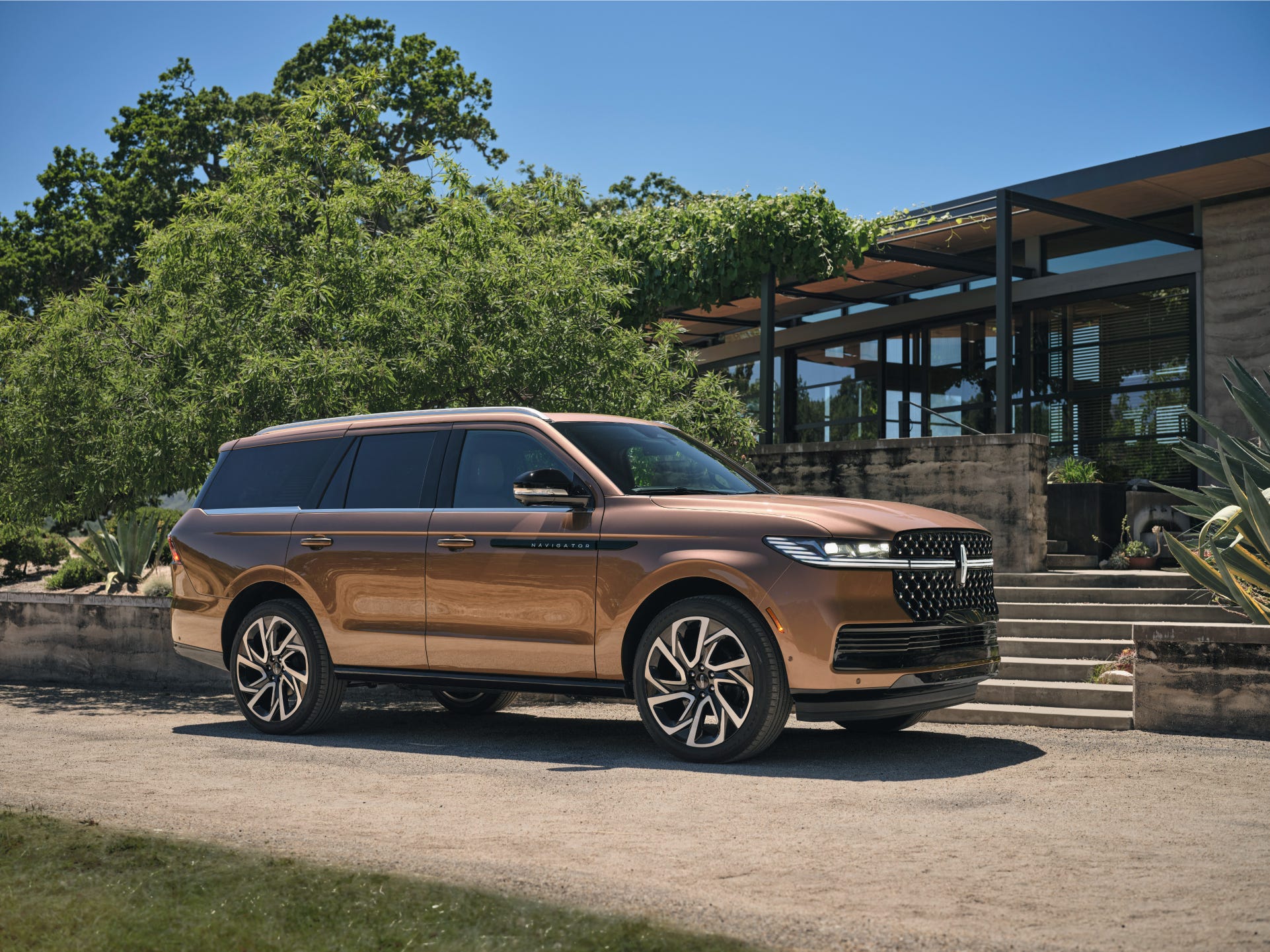 2025 Lincoln Navigator revealed with dramatic look, massive screen in