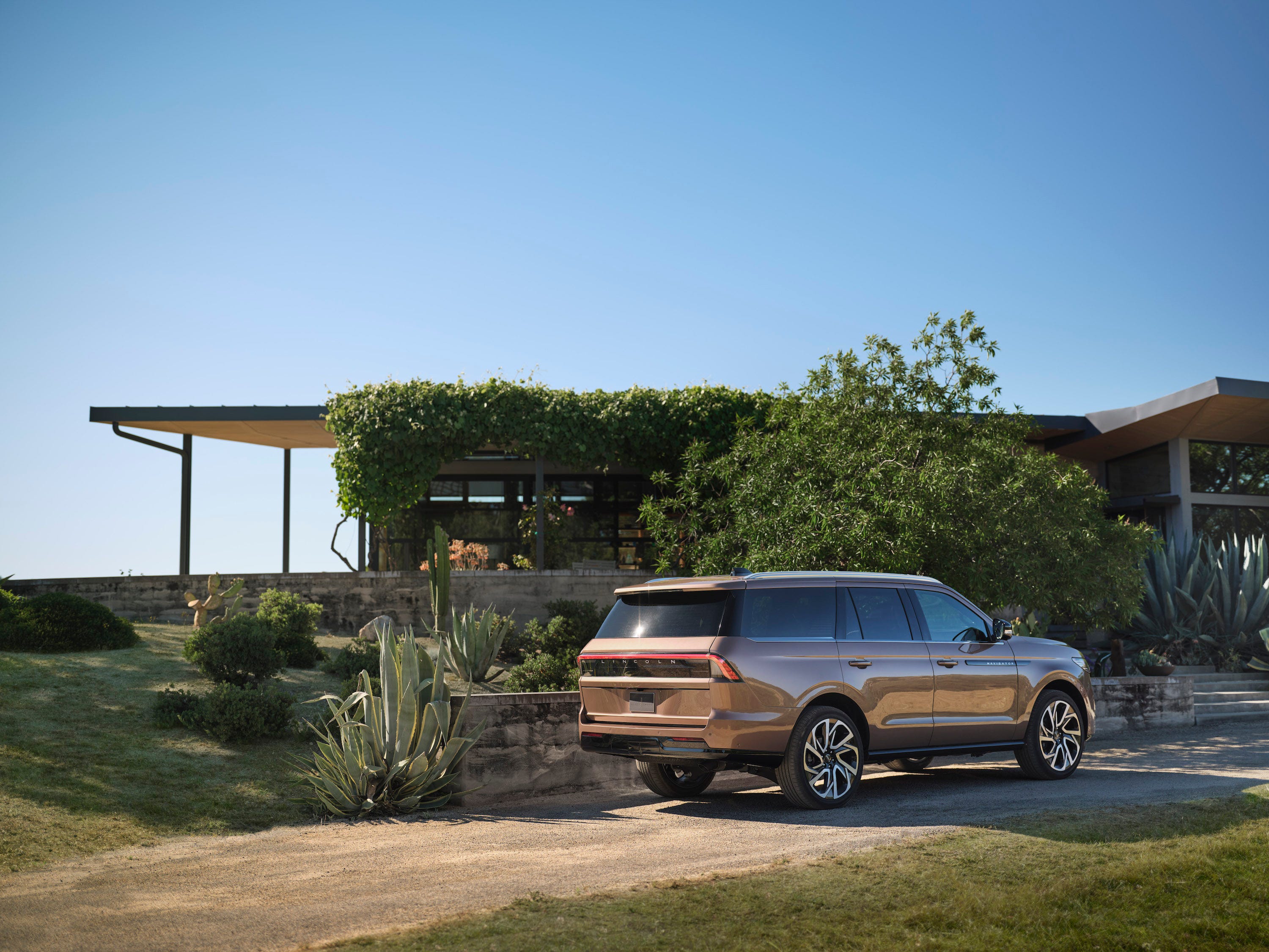 See the 2025 Lincoln Navigator From Every Angle