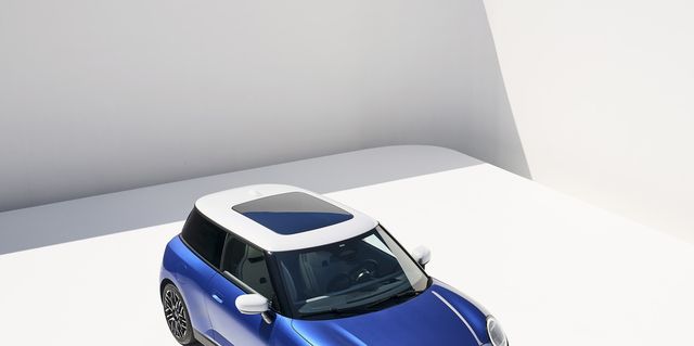 https://hips.hearstapps.com/hmg-prod/images/2025-mini-cooper-electric-exterior-104-64e77c8eae3a2.jpg?crop=0.784xw:0.587xh;0.0913xw,0.260xh&resize=640:*
