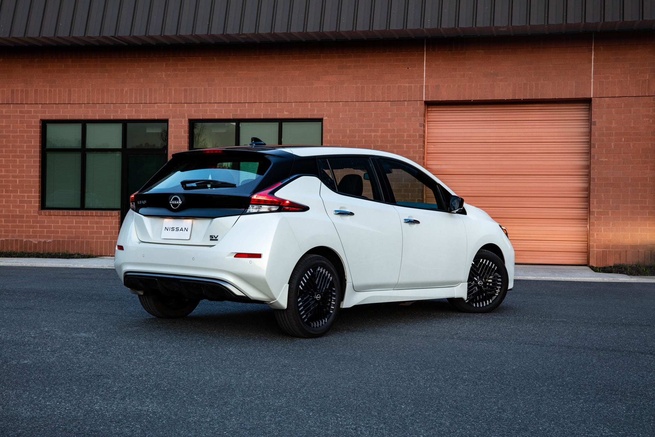 View Photos of the 2025 Nissan Leaf