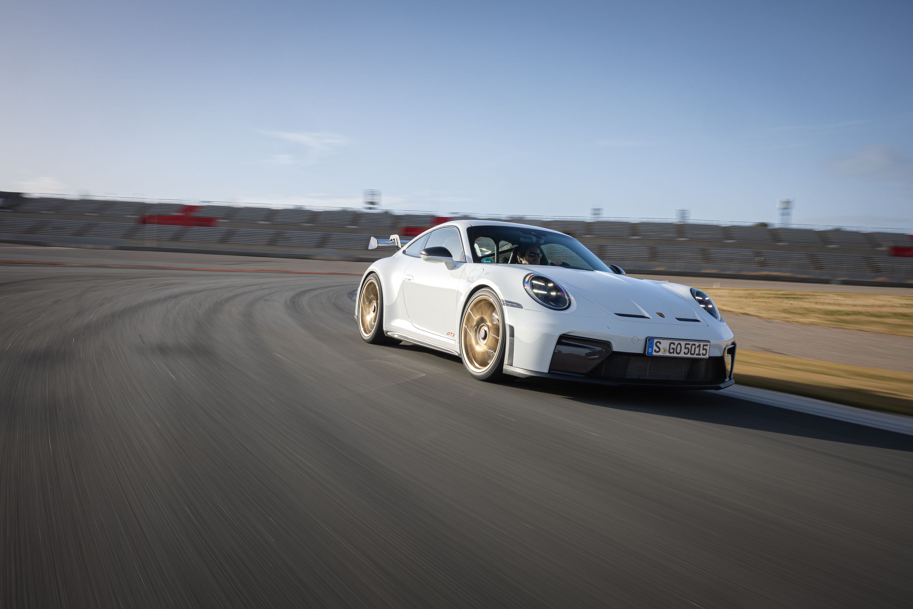 ポルシェ AHEAD ON ROUGH ROADS 2025 2025 Porsche 911 992.2 | Driving the Wheels Off - YouTube