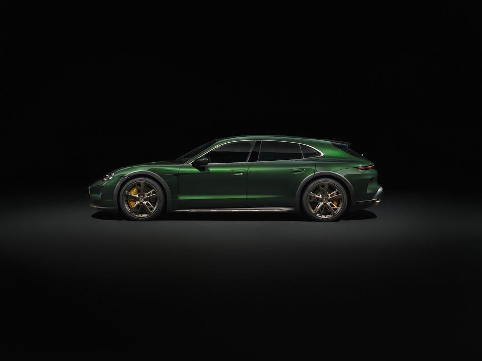 Porsche Taycan Cross Turismo 2025 года выпуска.