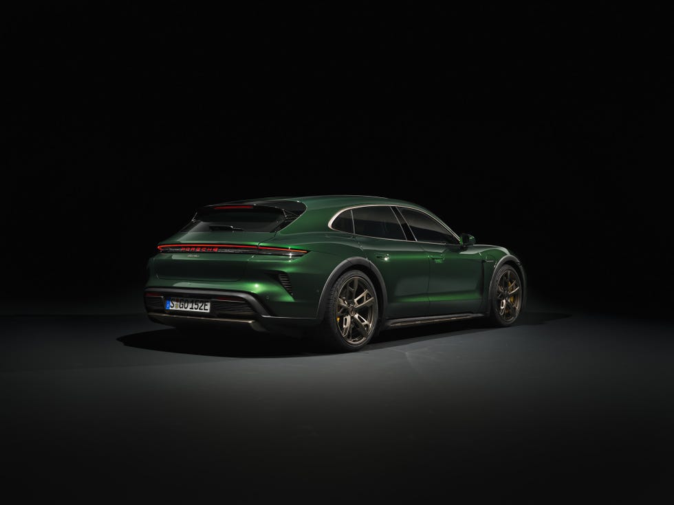 Porsche Taycan Cross Turismo 2025 года выпуска.