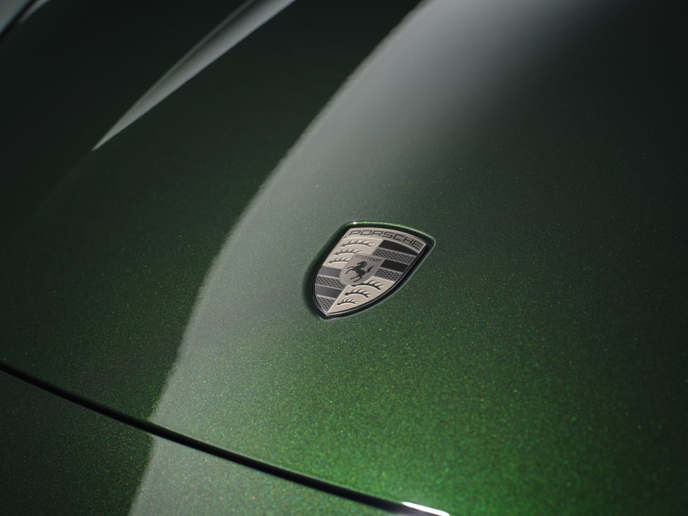 Porsche Taycan Cross Turismo 2025 года выпуска.