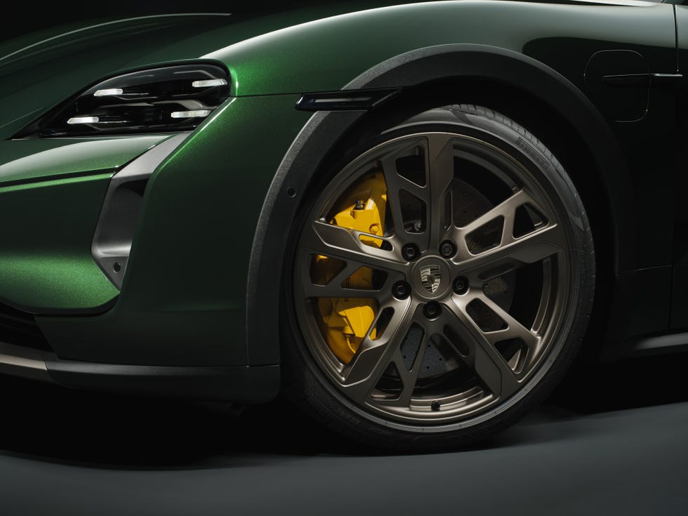 Porsche Taycan Cross Turismo 2025 года выпуска.