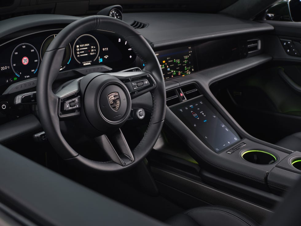 Интерьер Porsche Taycan Cross Turismo 2025 года выпуска