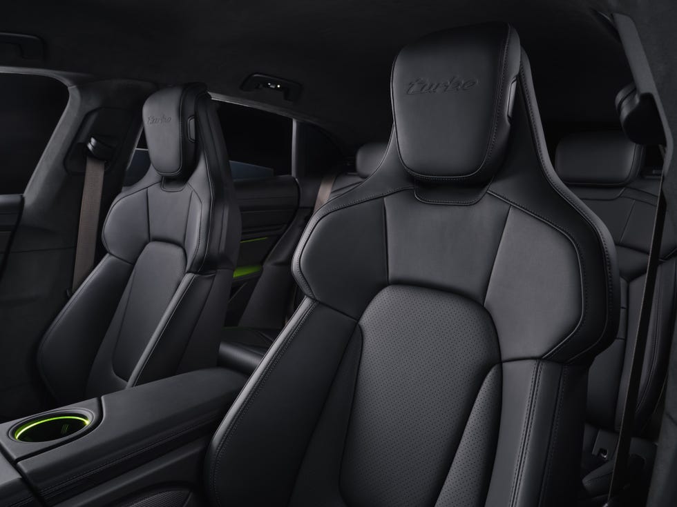 Интерьер Porsche Taycan Cross Turismo 2025 года Интерьер Porsche Taycan Cross Turismo 2025 года выпуска
