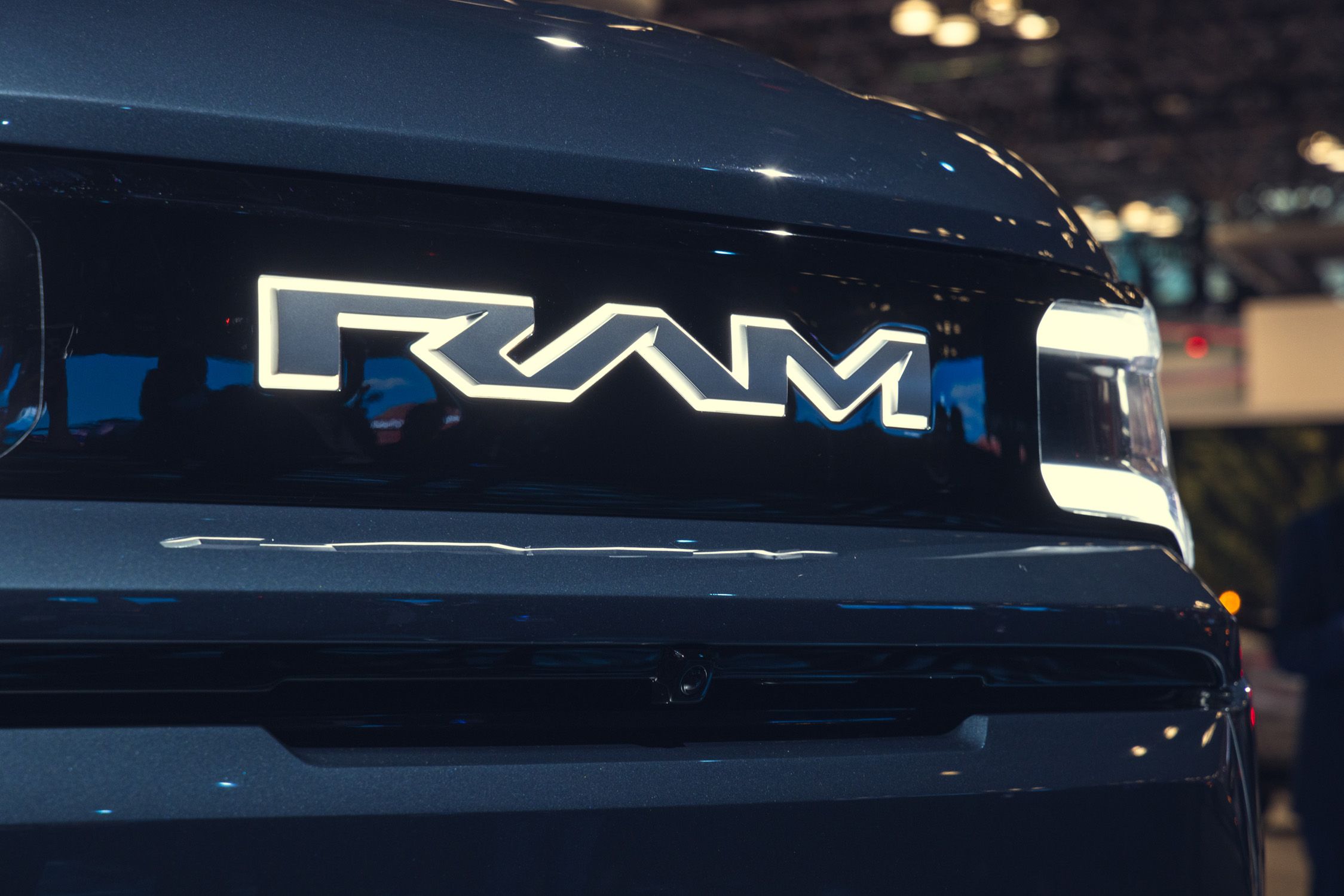 Le Dodge RAM (VE) change de logo (police d'écriture) pour 2025. 2025-ram-1500-rev-nyias-106-642da41b2689d