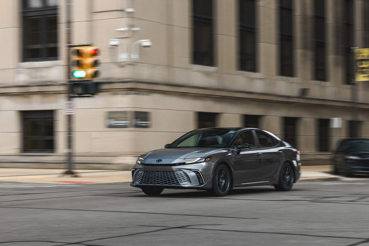 2025 Toyota Camry Sedan: A Blend of Style, Performance, and Modern Modern Technology thumbnail