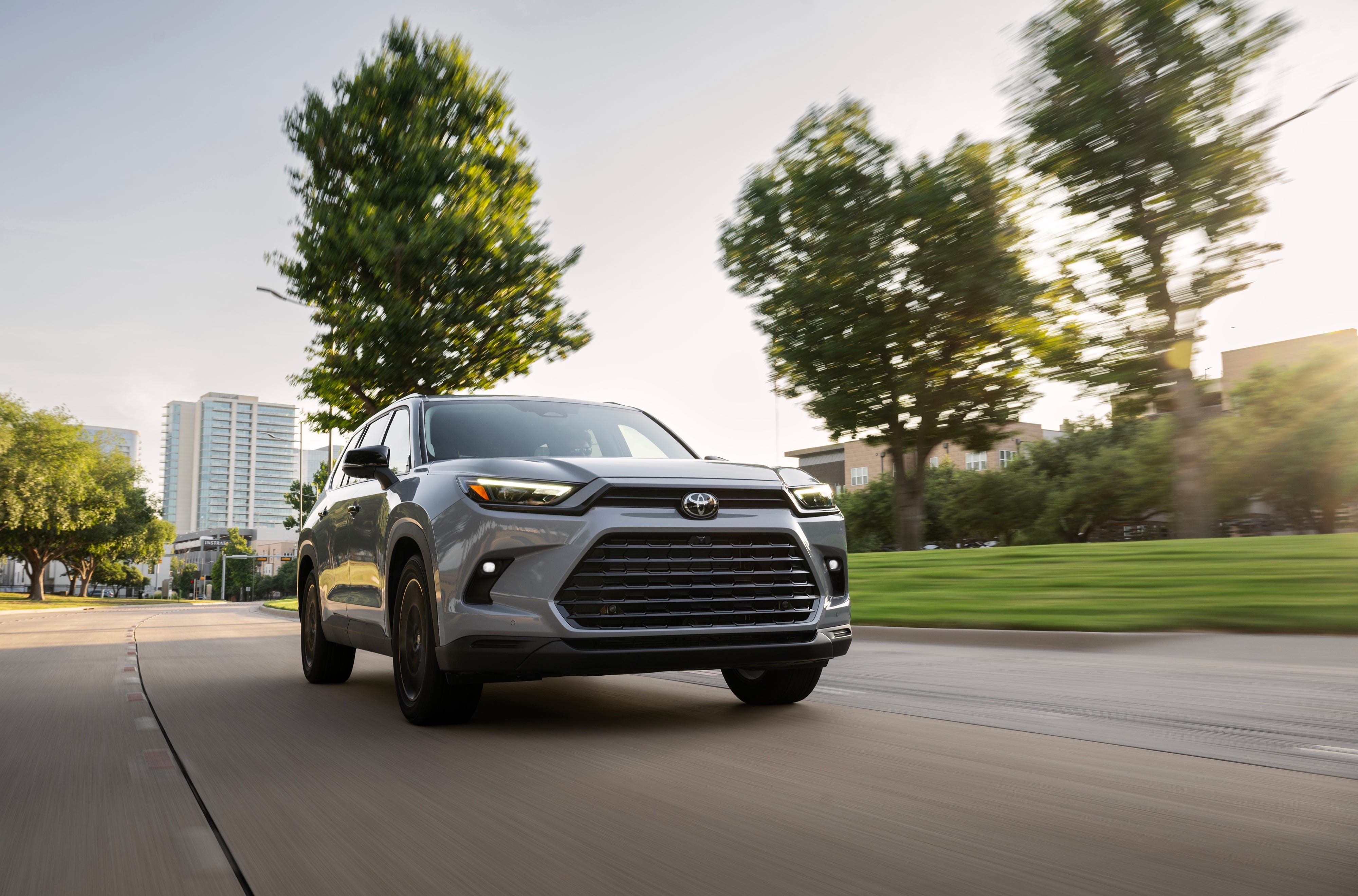 View Exterior Photos of the 2025 Toyota Grand Highlander