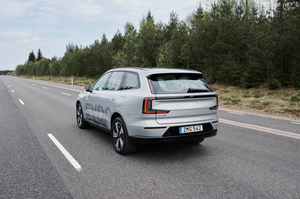 2025-volvo-ex90-132-66421f41a1f29.jpg