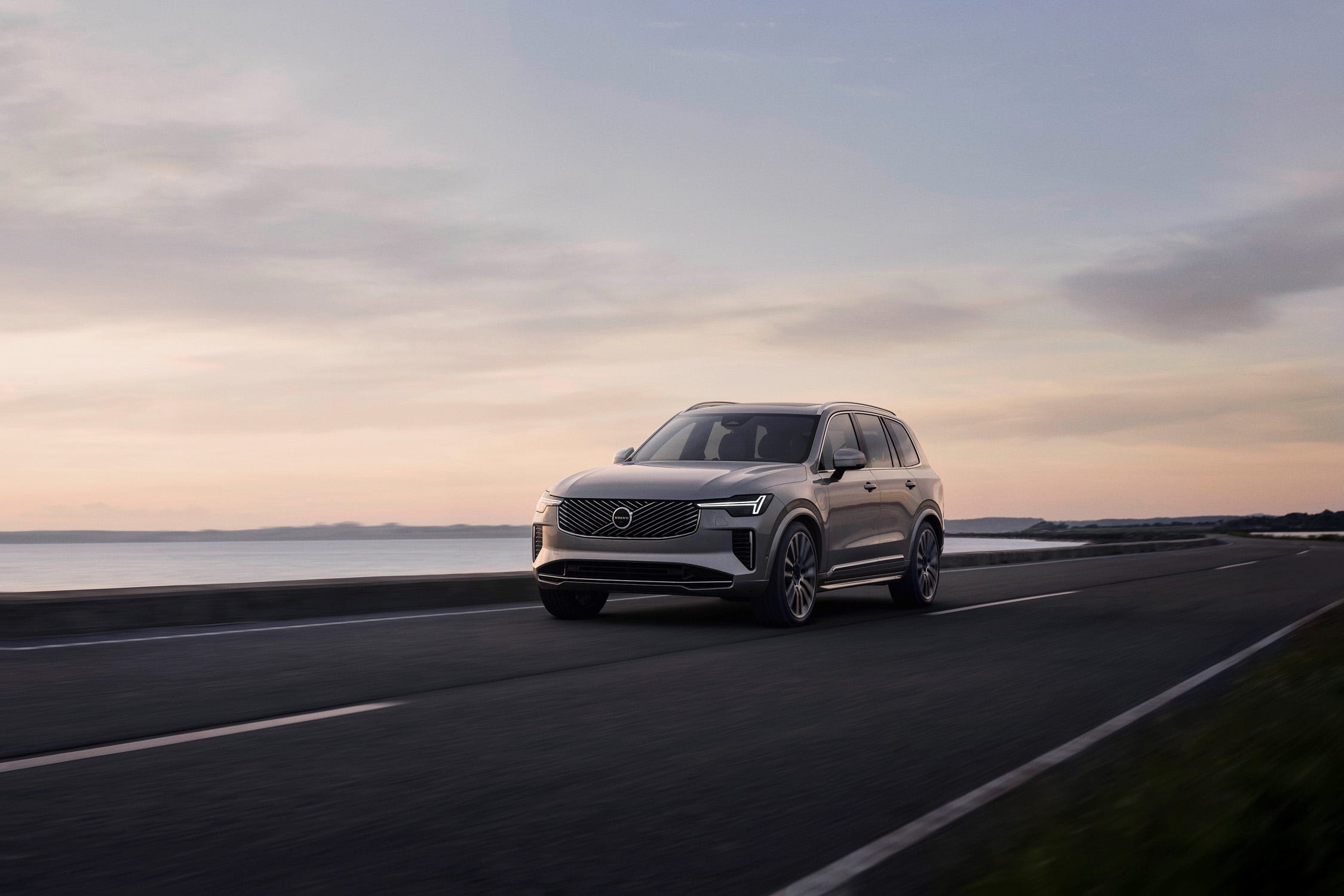 View Exterior Photos of the 2025 Volvo XC90 Hybrid