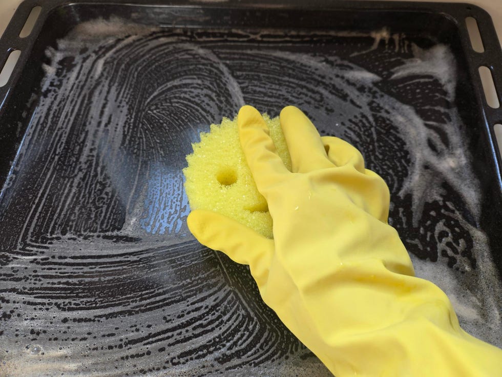 cleaning an oven broiler pan with a scrub daddy scrubber