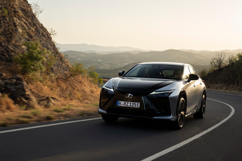 prova su strada del SUV completamente elettrico Lexus RZ in Algarve, Portogallo