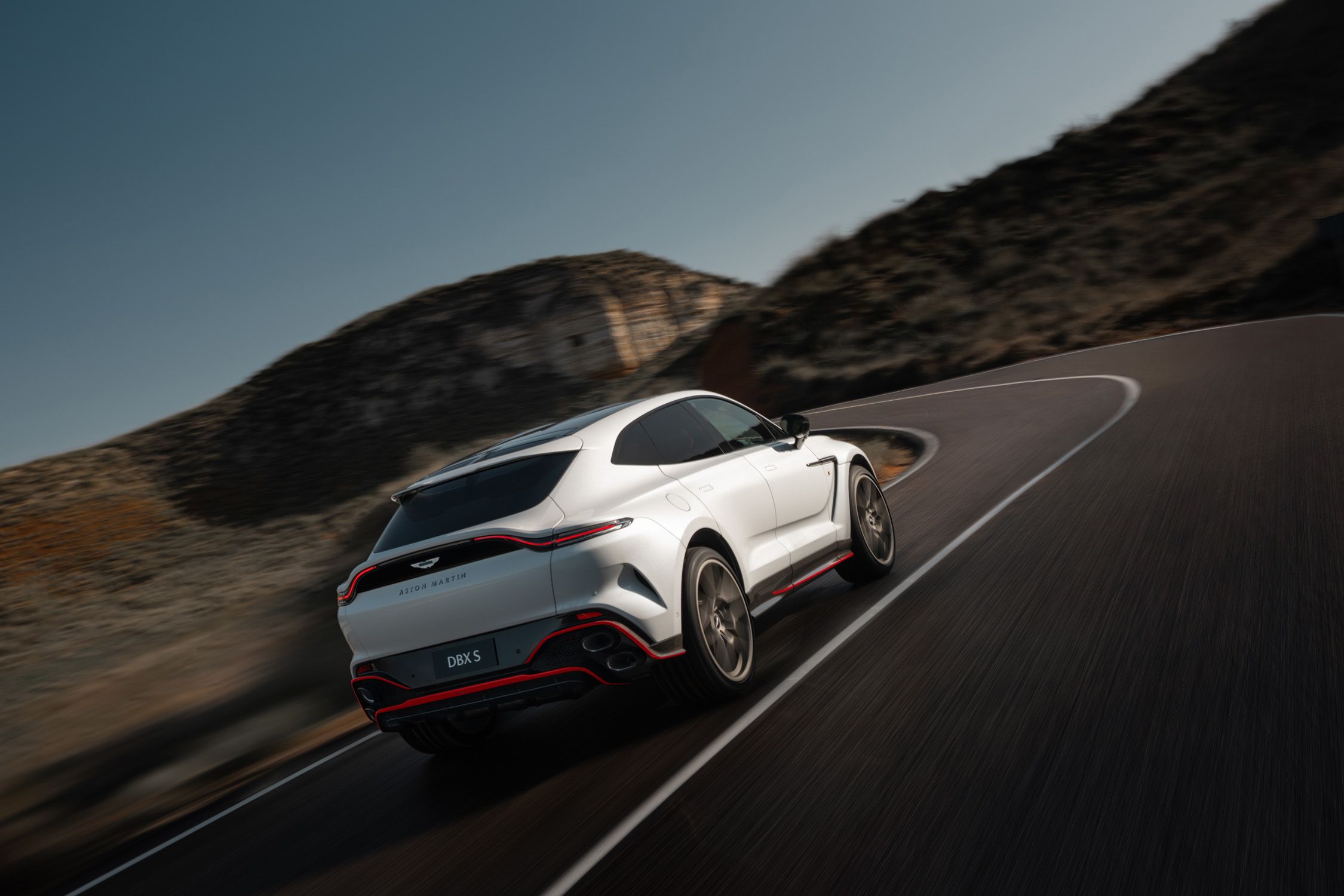 Aston Martin DBX セーフティカー 2021 2021-Aston-Martin-DBX-3-scaled