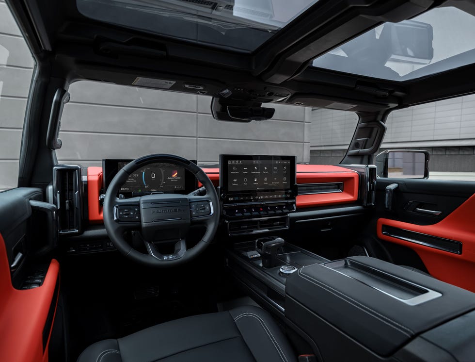 Vooraanzicht van het interieur van de 2026 GMC Hummer EV Carbon Fiber Edition pick-up. De getoonde Velocity Ember-interieurkleur.