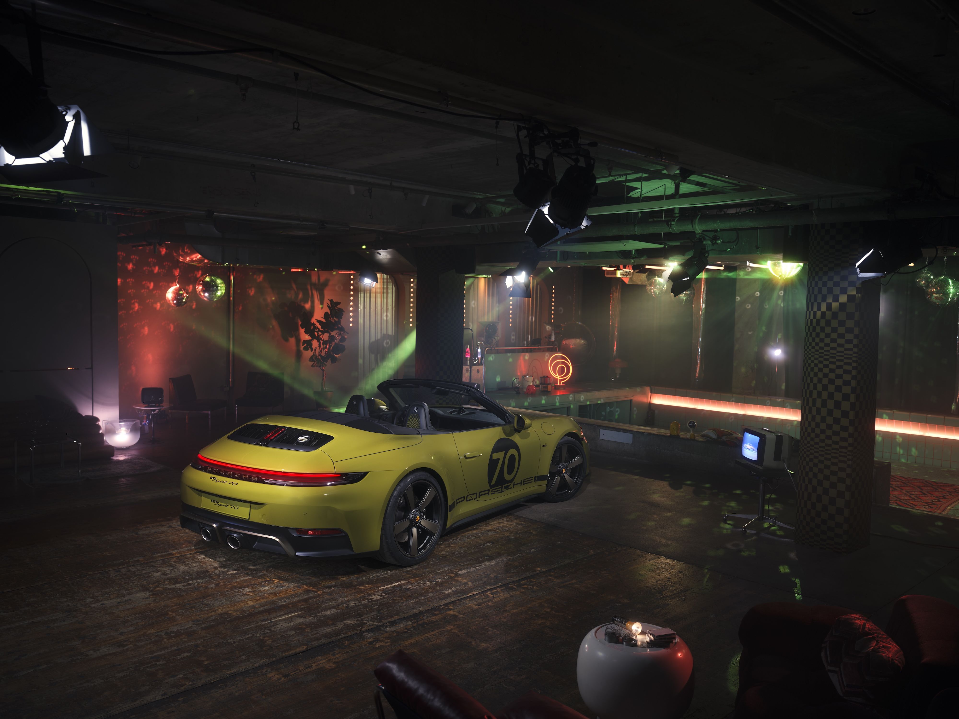 最低価格の The 2026 Porsche 911 Spirit 70 Brings Back the 1970s Vibes ミニカー