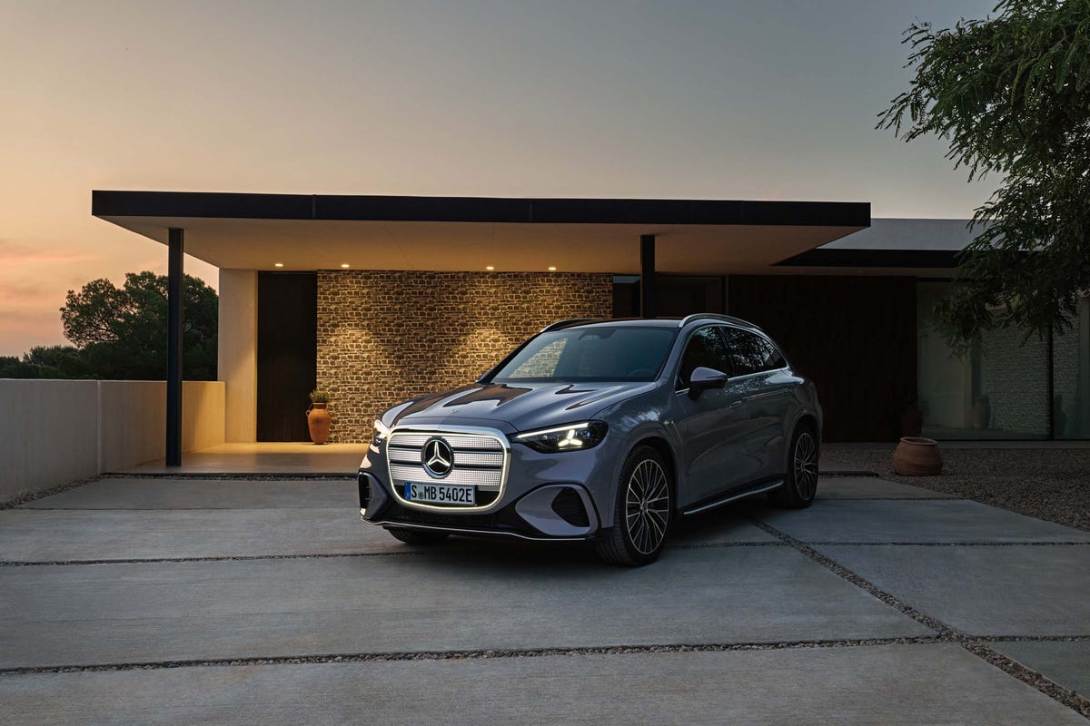 https://hips.hearstapps.com/hmg-prod/images/2027-mercedes-benz-glc-class-ev-125-68bb31237ad18.jpg?crop=0.846xw:0.633xh;0.0529xw,0.209xh&resize=1200:*