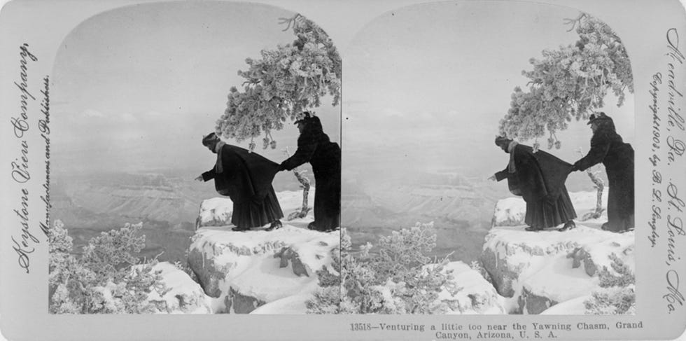 Grand Canyon, Circa 1925 Een vrouw werpt een blik over de rand van een klif na een sneeuwbui in de Grand Canyon Dergelijke stereofotos naast elkaar leveren een enkel driedimensionaal beeld op wanneer ze met een stereoscoop worden bekeken