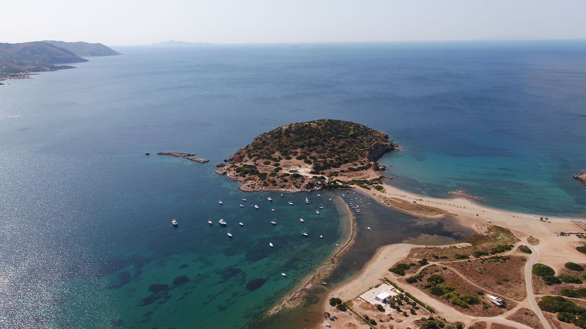 De Griekse kust van bovenaf